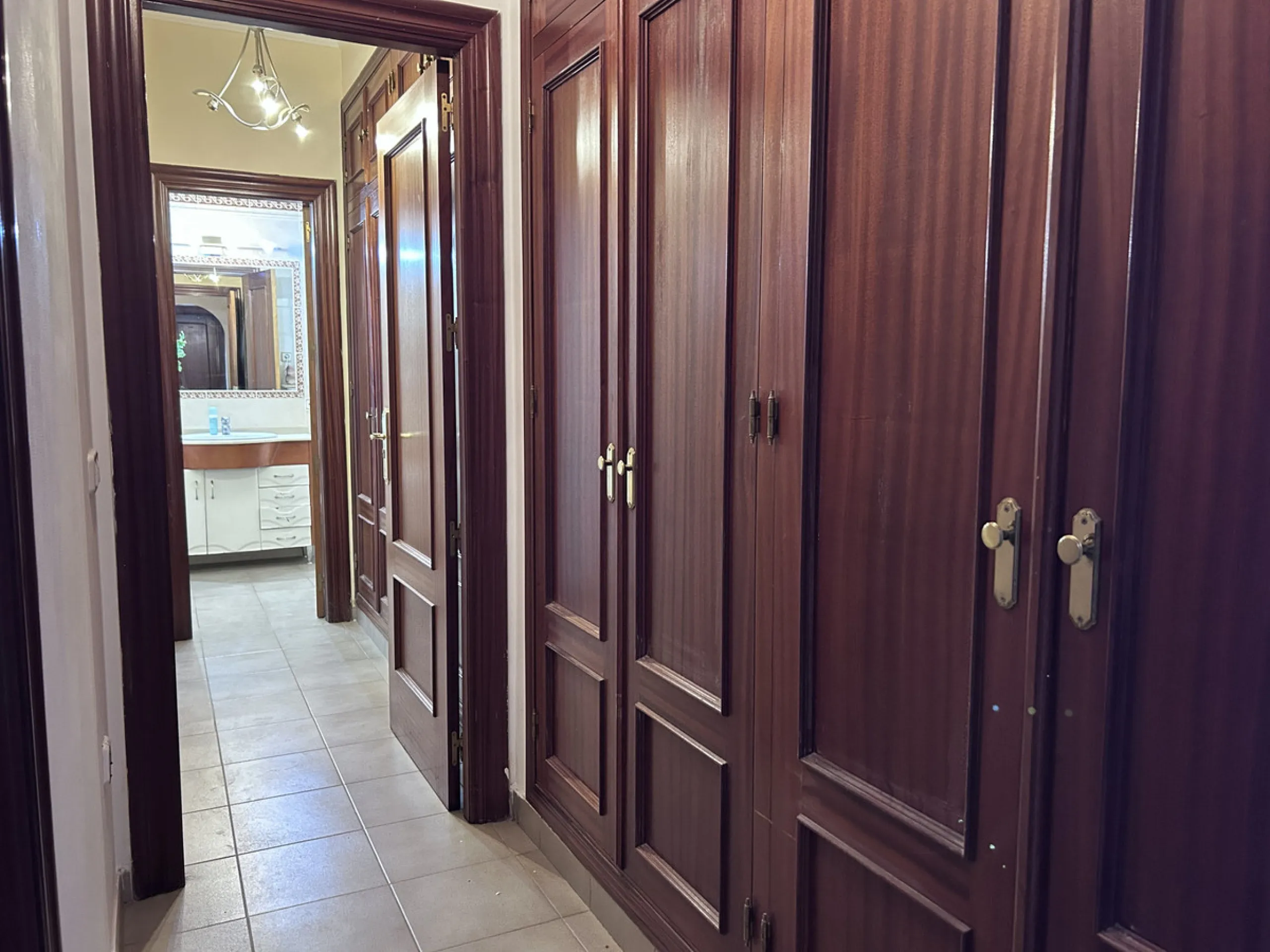 Located in the center of San Pedro, this single-level villa built in 2002 offers a rare opportunity to create your dream home. Set on a 515 m² plot with 231 m² built, the property has excellent potential for renovation and customization.