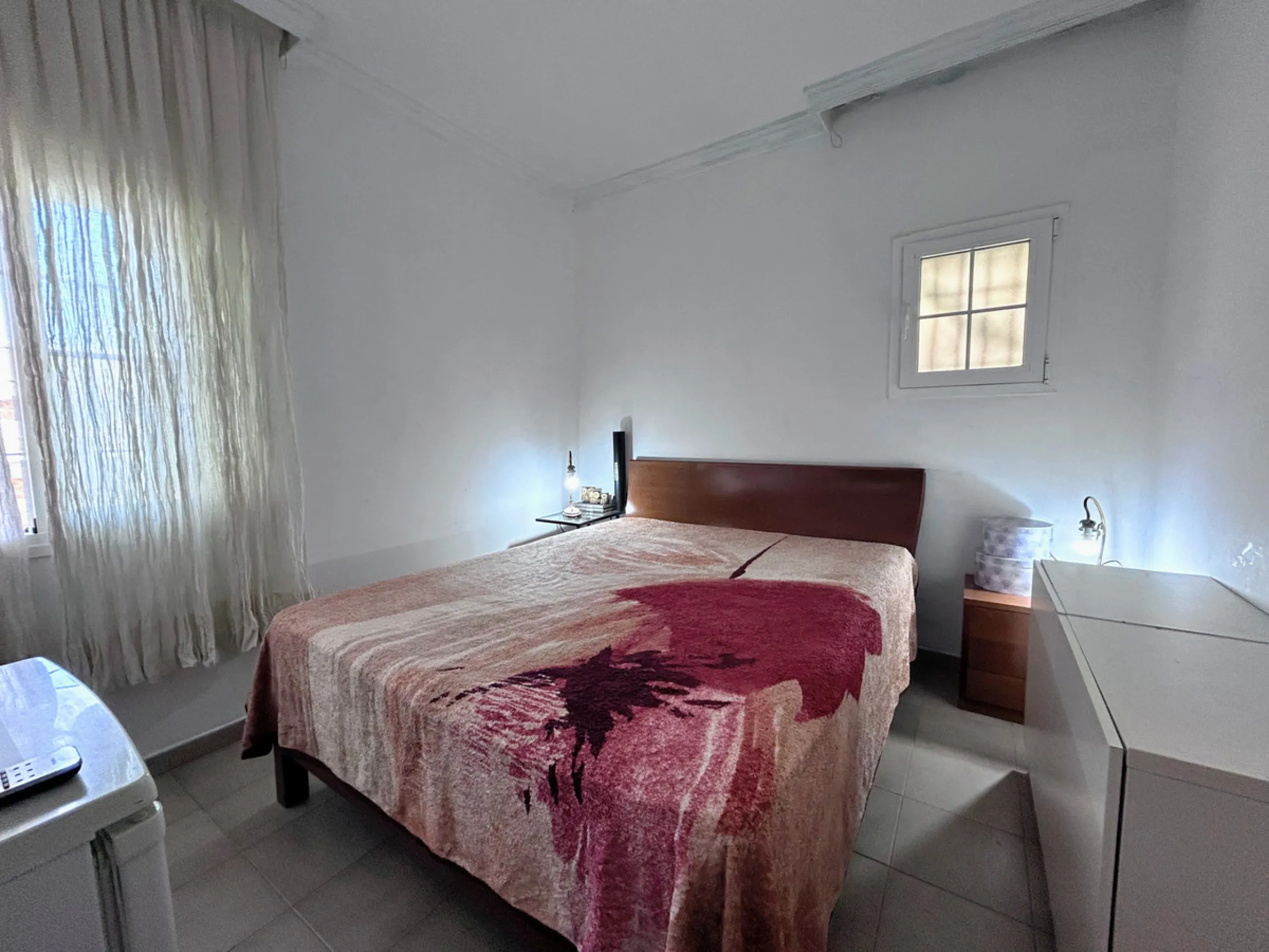 Located in the center of San Pedro, this single-level villa built in 2002 offers a rare opportunity to create your dream home. Set on a 515 m² plot with 231 m² built, the property has excellent potential for renovation and customization.