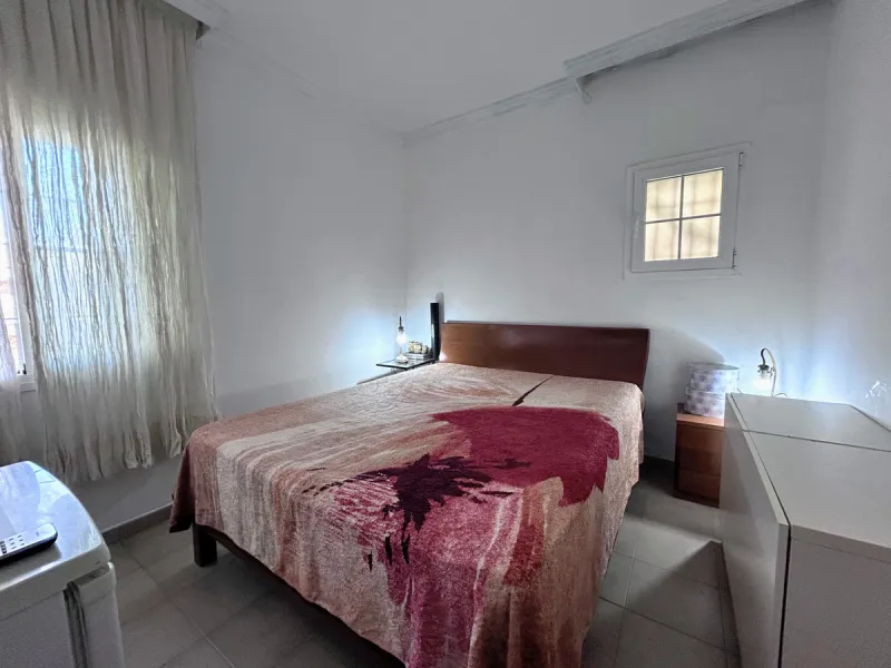 Located in the center of San Pedro, this single-level villa built in 2002 offers a rare opportunity to create your dream home. Set on a 515 m² plot with 231 m² built, the property has excellent potential for renovation and customization.