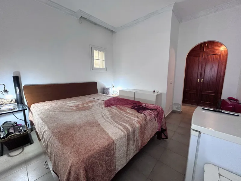 Located in the center of San Pedro, this single-level villa built in 2002 offers a rare opportunity to create your dream home. Set on a 515 m² plot with 231 m² built, the property has excellent potential for renovation and customization.