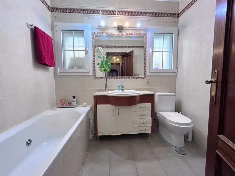 Located in the center of San Pedro, this single-level villa built in 2002 offers a rare opportunity to create your dream home. Set on a 515 m² plot with 231 m² built, the property has excellent potential for renovation and customization.