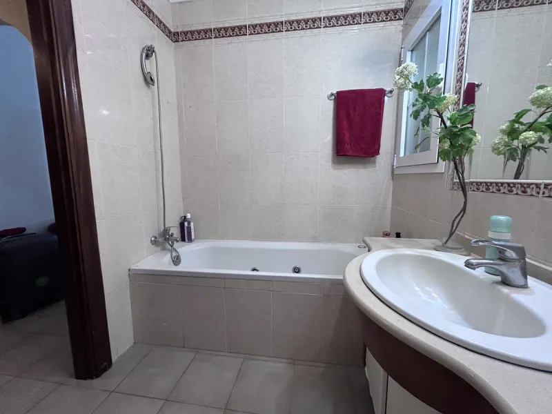 Located in the center of San Pedro, this single-level villa built in 2002 offers a rare opportunity to create your dream home. Set on a 515 m² plot with 231 m² built, the property has excellent potential for renovation and customization.