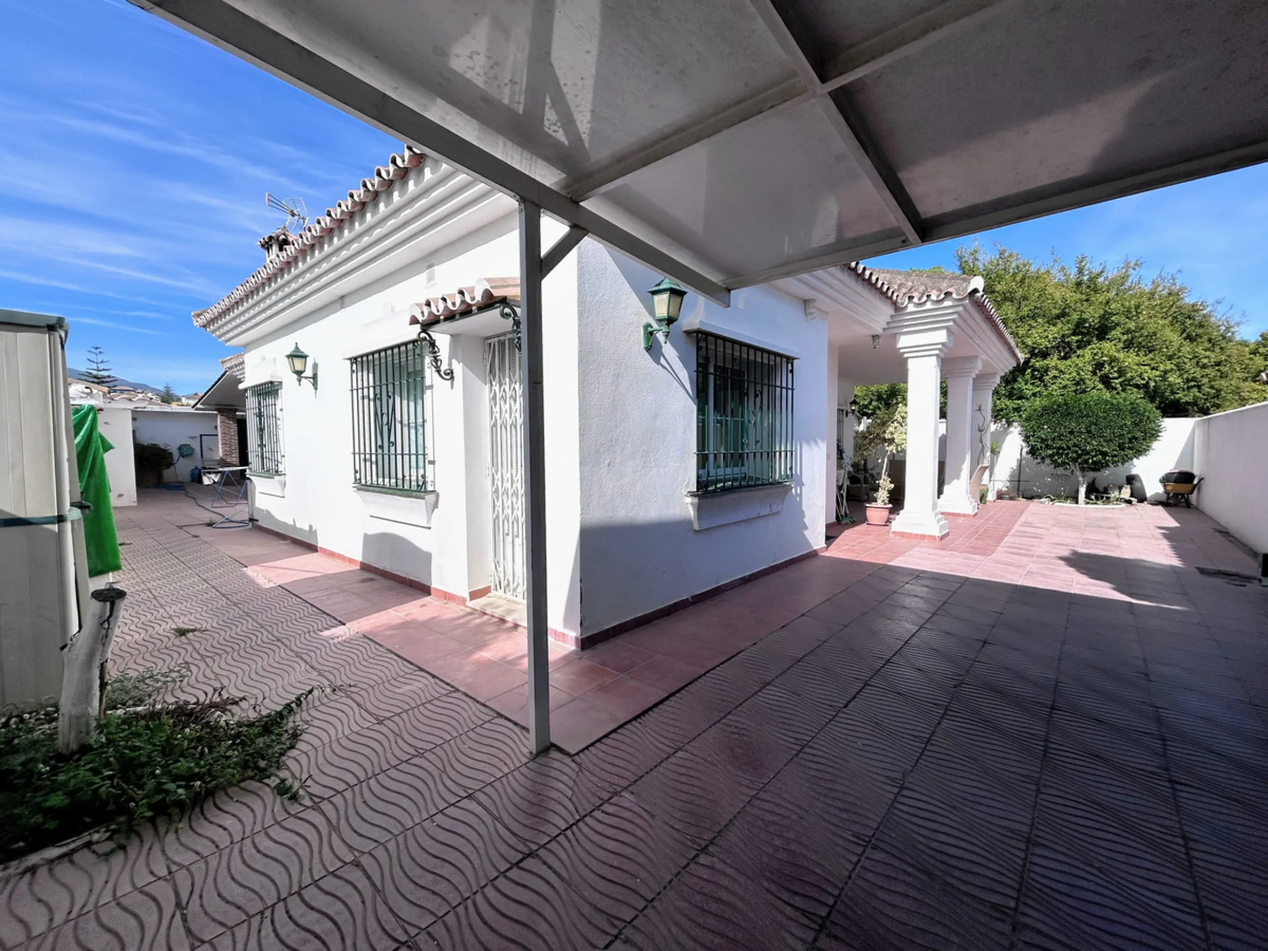 Located in the center of San Pedro, this single-level villa built in 2002 offers a rare opportunity to create your dream home. Set on a 515 m² plot with 231 m² built, the property has excellent potential for renovation and customization.