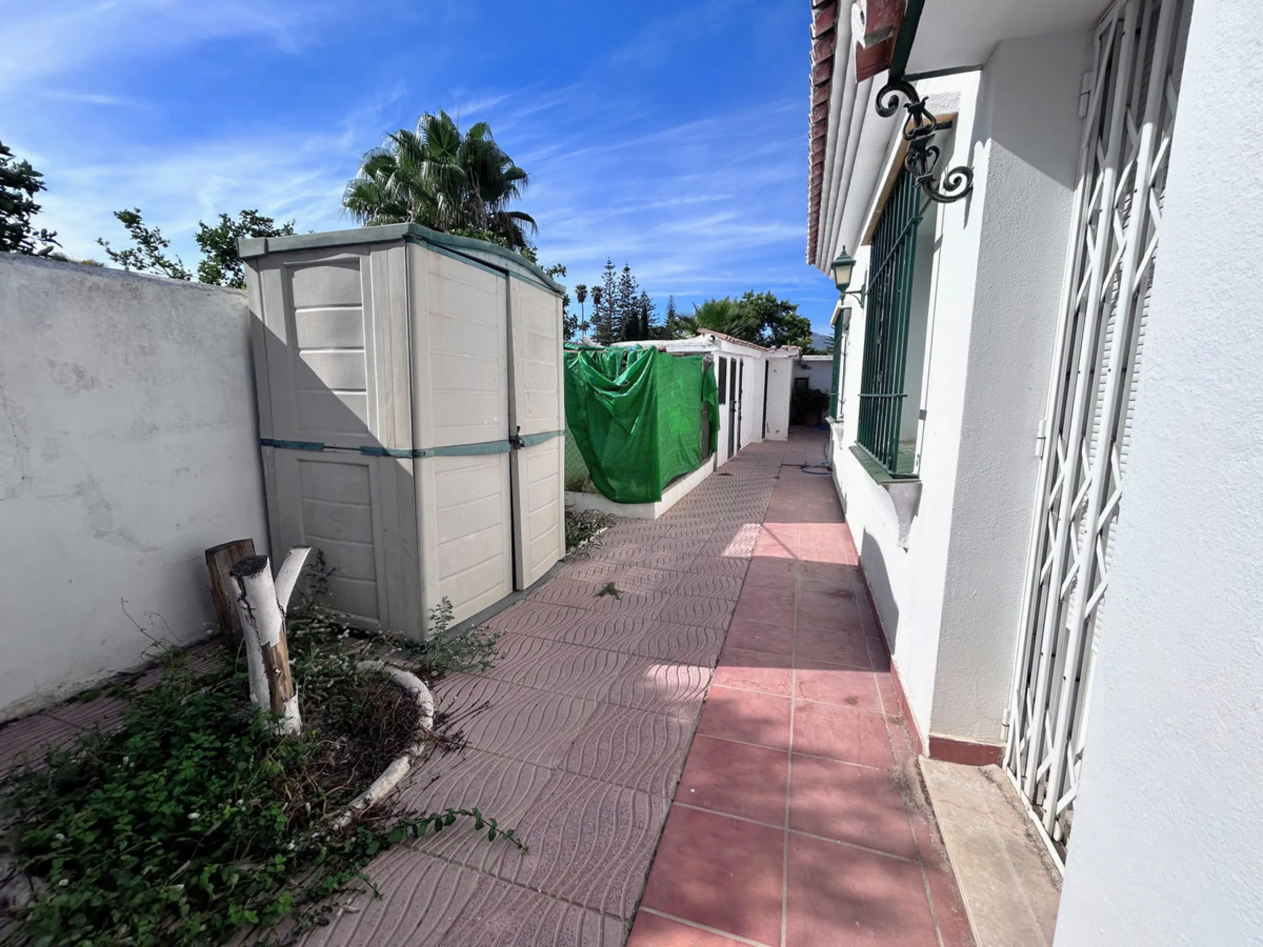 Located in the center of San Pedro, this single-level villa built in 2002 offers a rare opportunity to create your dream home. Set on a 515 m² plot with 231 m² built, the property has excellent potential for renovation and customization.