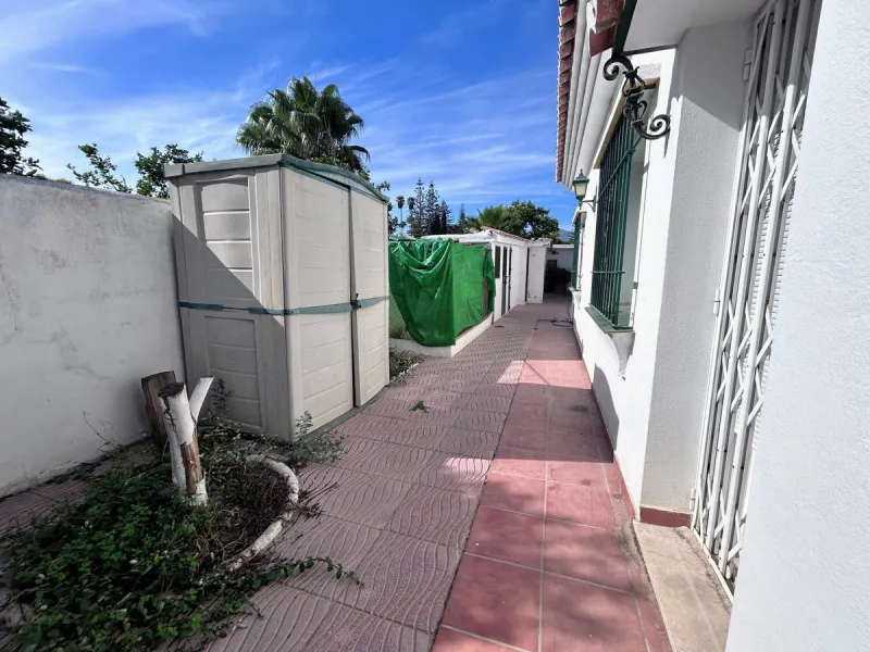 Located in the center of San Pedro, this single-level villa built in 2002 offers a rare opportunity to create your dream home. Set on a 515 m² plot with 231 m² built, the property has excellent potential for renovation and customization.