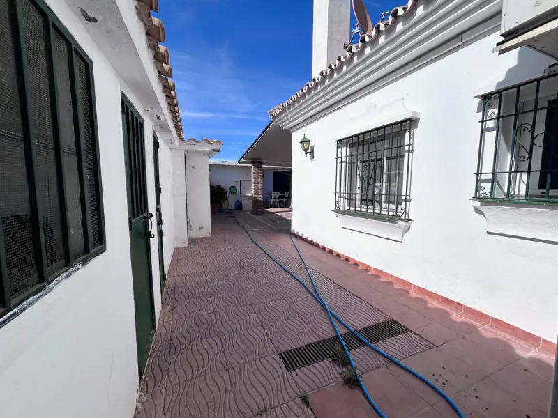 Located in the center of San Pedro, this single-level villa built in 2002 offers a rare opportunity to create your dream home. Set on a 515 m² plot with 231 m² built, the property has excellent potential for renovation and customization.