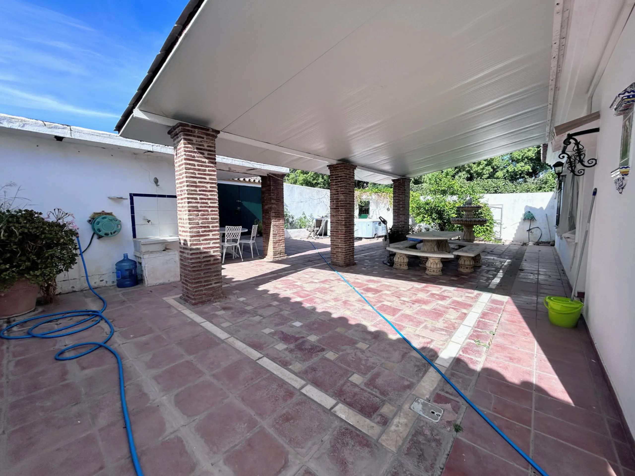 Located in the center of San Pedro, this single-level villa built in 2002 offers a rare opportunity to create your dream home. Set on a 515 m² plot with 231 m² built, the property has excellent potential for renovation and customization.