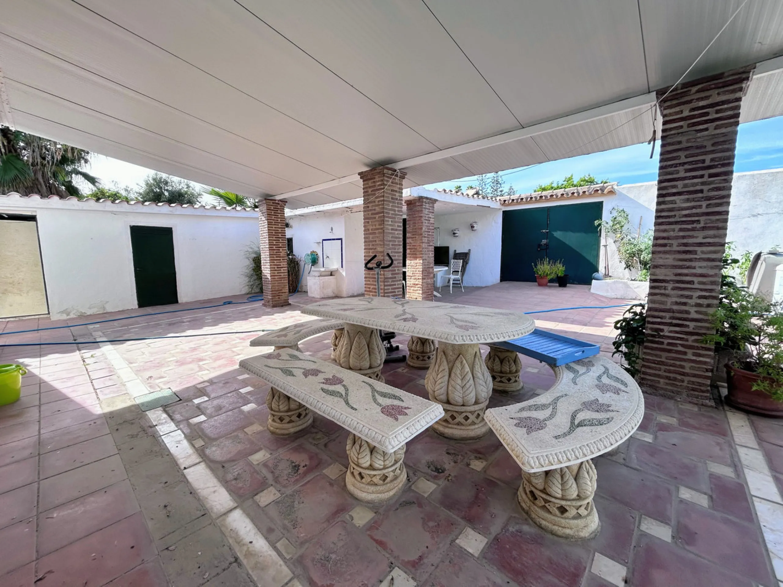 Located in the center of San Pedro, this single-level villa built in 2002 offers a rare opportunity to create your dream home. Set on a 515 m² plot with 231 m² built, the property has excellent potential for renovation and customization.