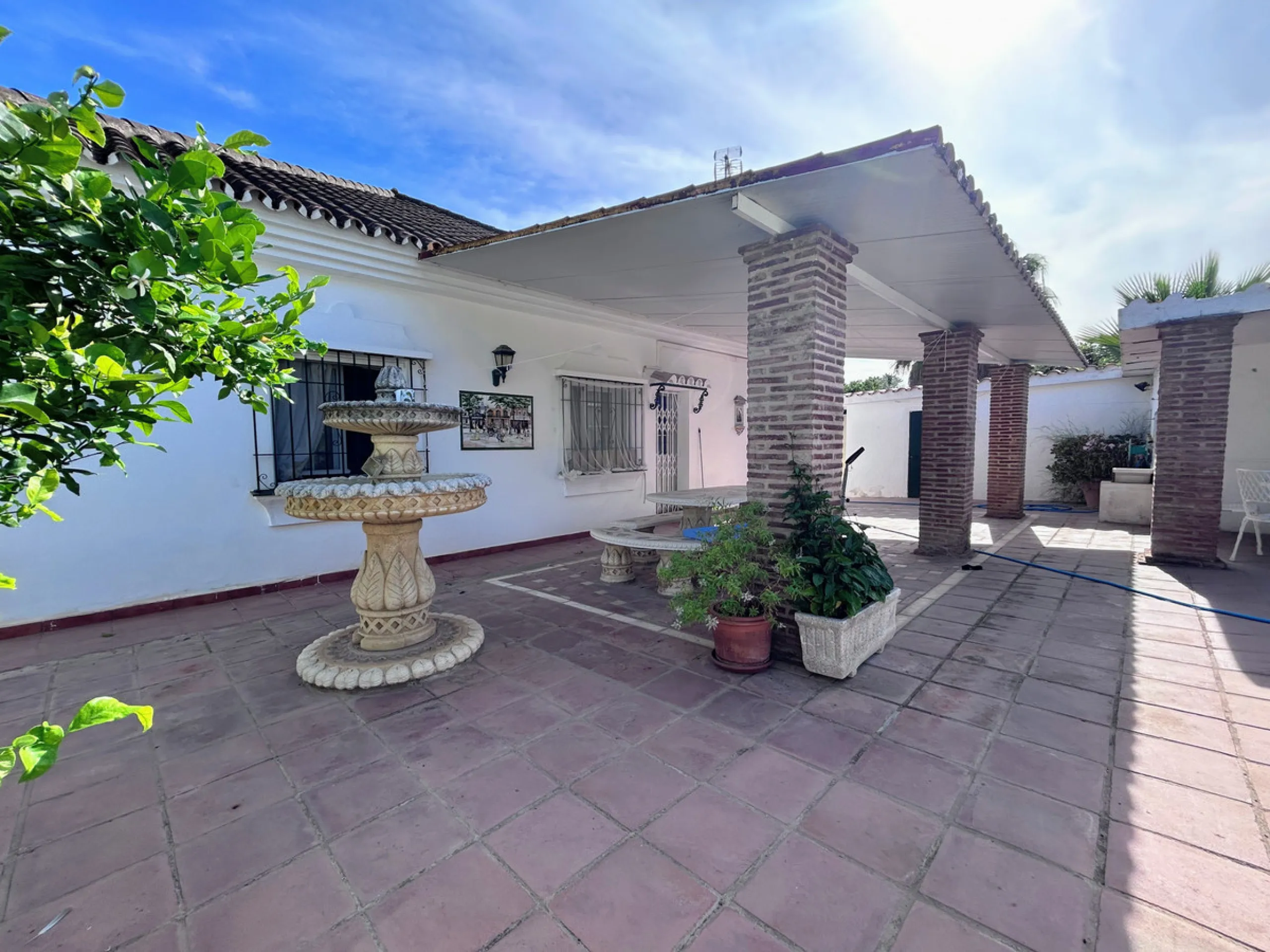 Located in the center of San Pedro, this single-level villa built in 2002 offers a rare opportunity to create your dream home. Set on a 515 m² plot with 231 m² built, the property has excellent potential for renovation and customization.