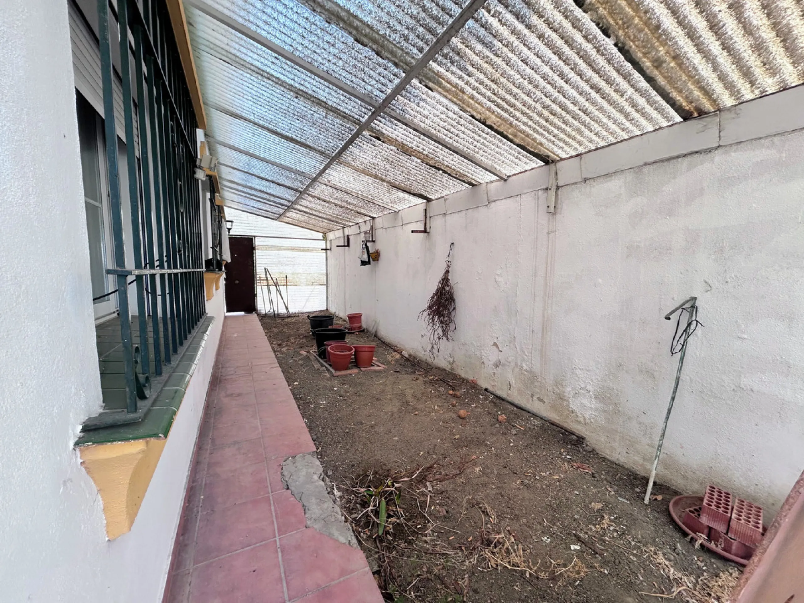 Located in the center of San Pedro, this single-level villa built in 2002 offers a rare opportunity to create your dream home. Set on a 515 m² plot with 231 m² built, the property has excellent potential for renovation and customization.