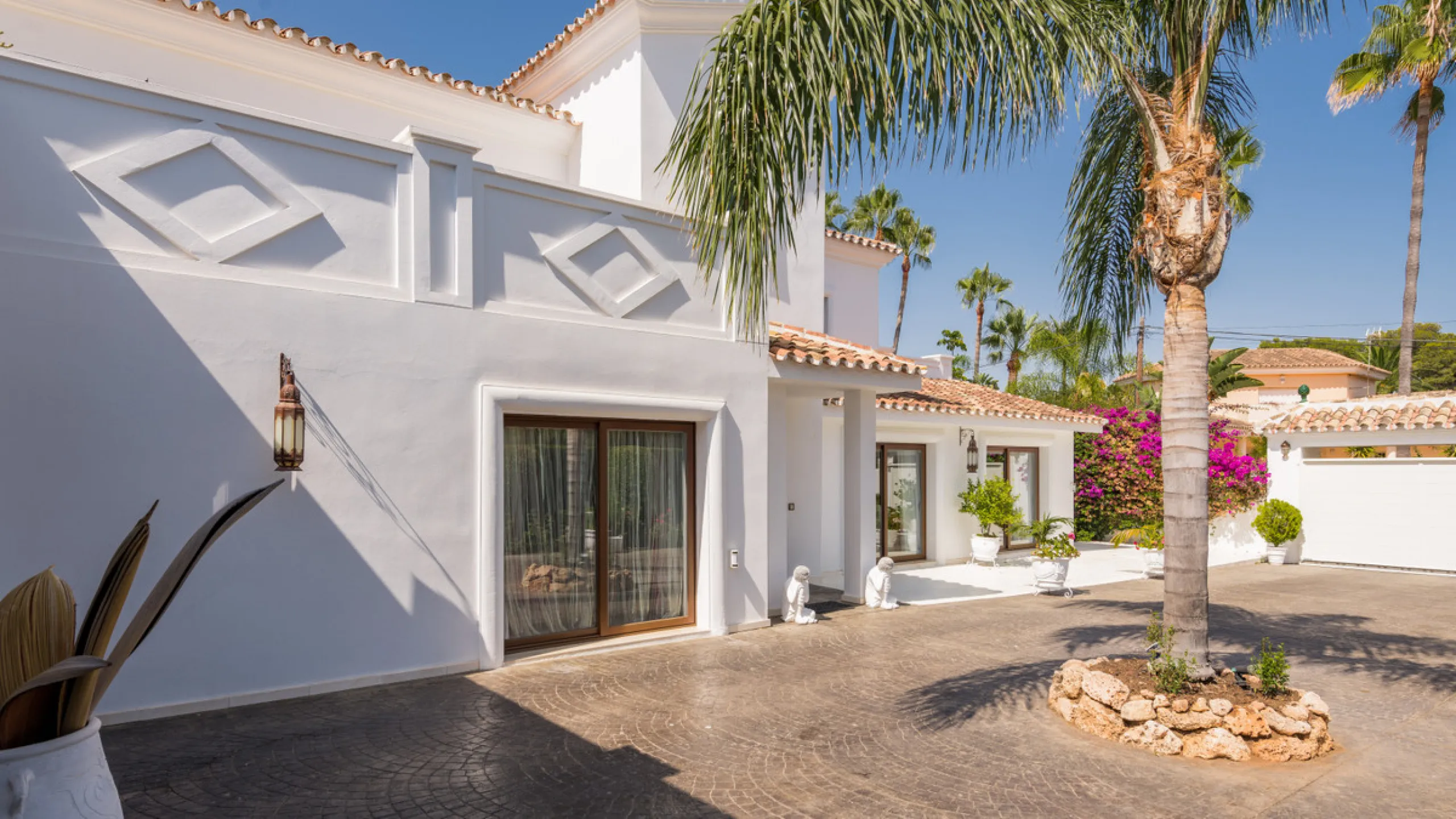 Impressive luxurious Andalusian style villa on the Atalaya beachside, a few steps from the beach.