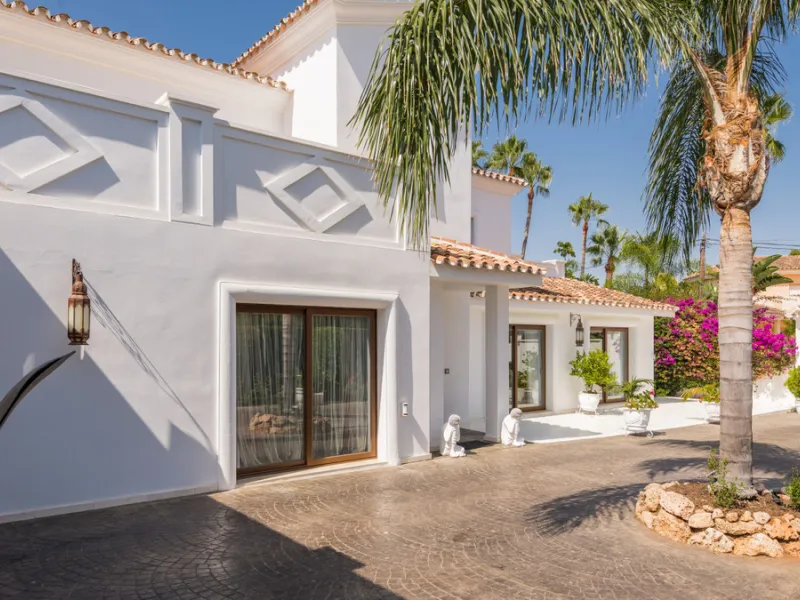 Impressive luxurious Andalusian style villa on the Atalaya beachside, a few steps from the beach.