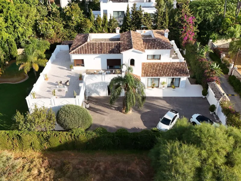 Impressive luxurious Andalusian style villa on the Atalaya beachside, a few steps from the beach.