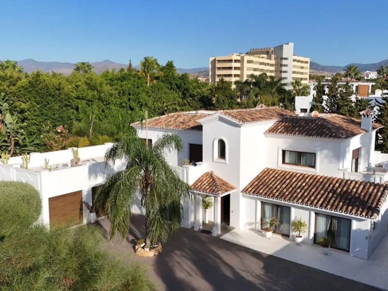 Impressive luxurious Andalusian style villa on the Atalaya beachside, a few steps from the beach.