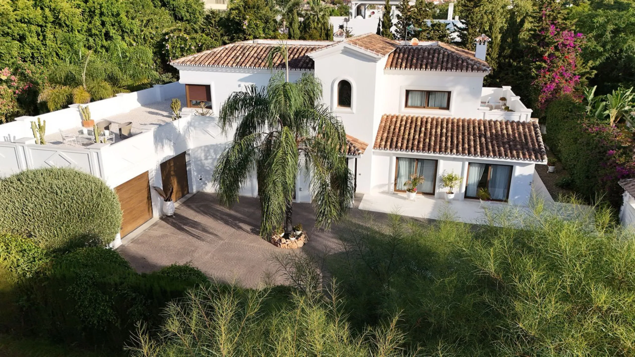 Impressive luxurious Andalusian style villa on the Atalaya beachside, a few steps from the beach.