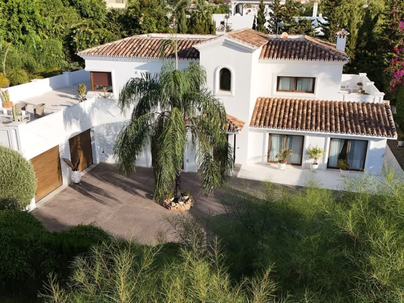 Impressive luxurious Andalusian style villa on the Atalaya beachside, a few steps from the beach.