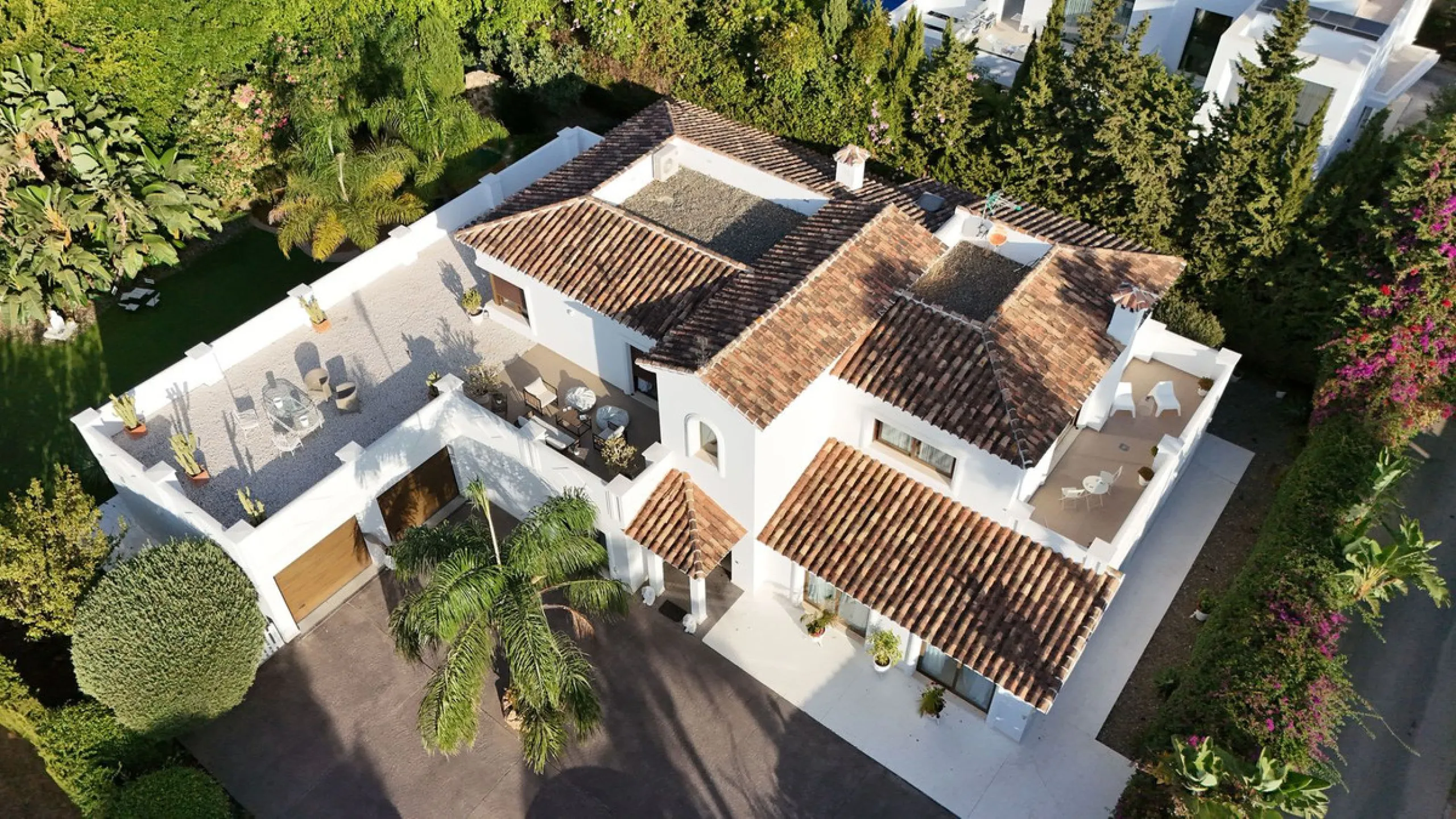 Impressive luxurious Andalusian style villa on the Atalaya beachside, a few steps from the beach.