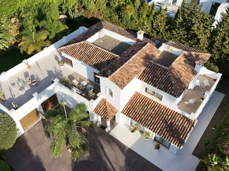 Impressive luxurious Andalusian style villa on the Atalaya beachside, a few steps from the beach.