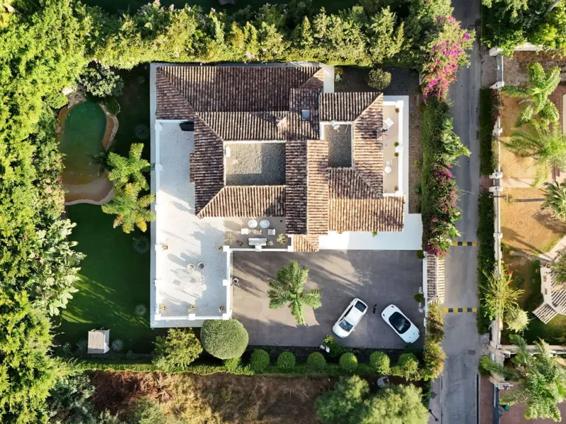 Impressive luxurious Andalusian style villa on the Atalaya beachside, a few steps from the beach.