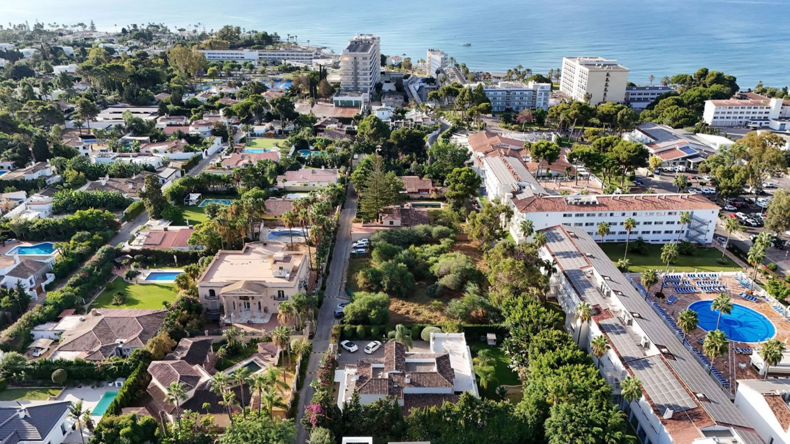 Impressive luxurious Andalusian style villa on the Atalaya beachside, a few steps from the beach.