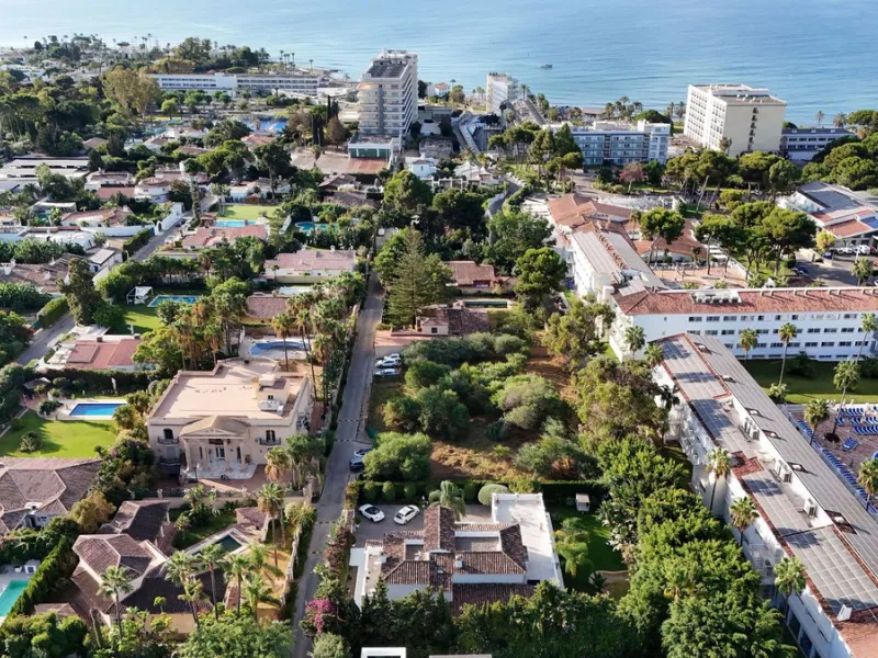 Impressive luxurious Andalusian style villa on the Atalaya beachside, a few steps from the beach.