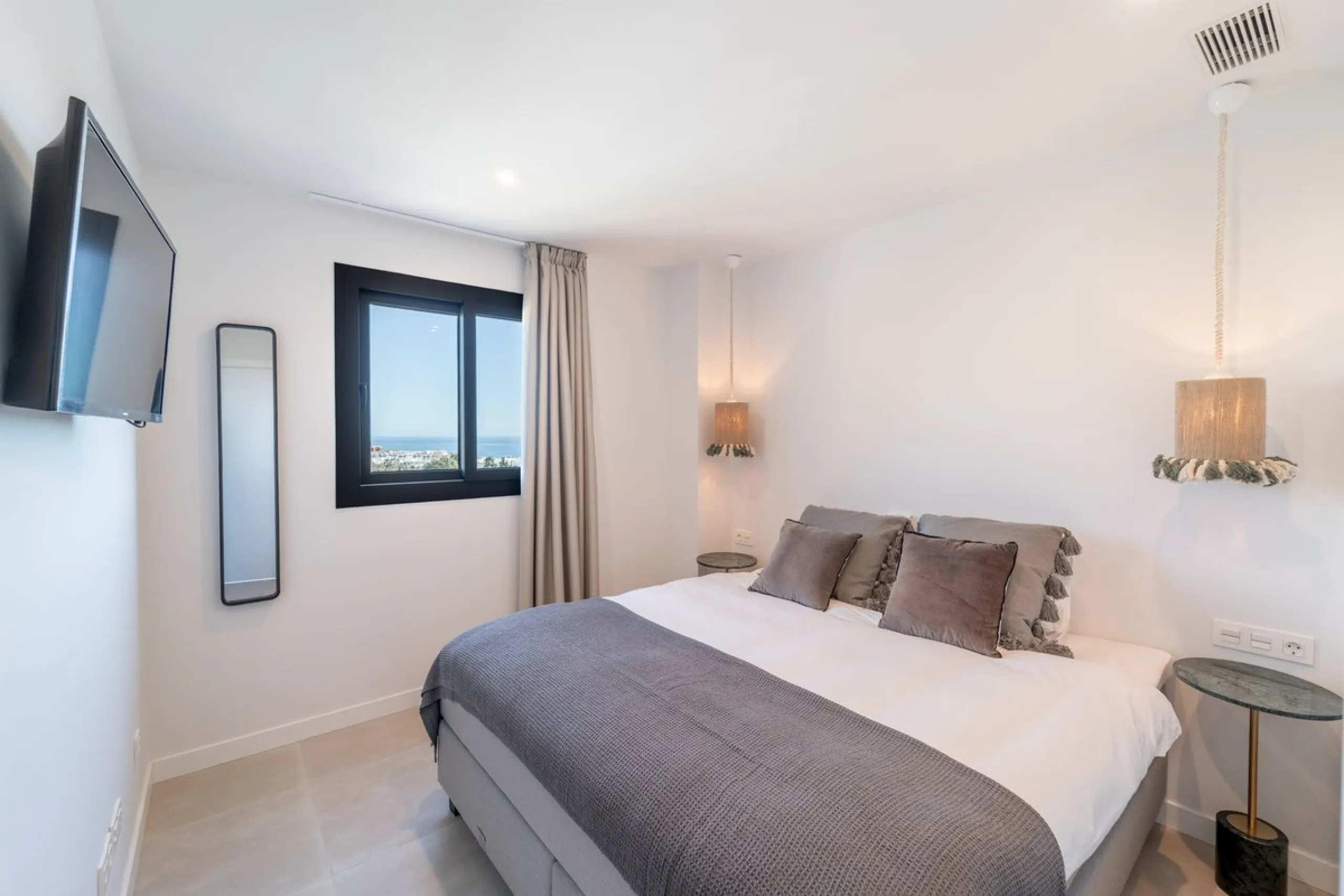 2-Bedroom / 2-Bathroom Apartment