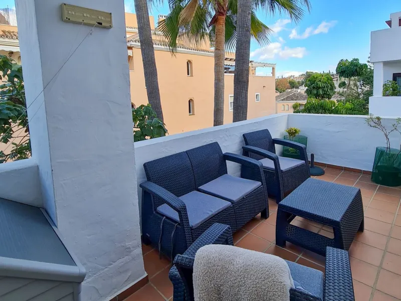 Elevated ground floor apartment in La Maestranza, Nueva Andalucia.  A closed development with 24 hour security, very well  maintained gardens and green areas with 2 pools (one of them heated).  Spacious apartment with parquet floors.  It could be converte