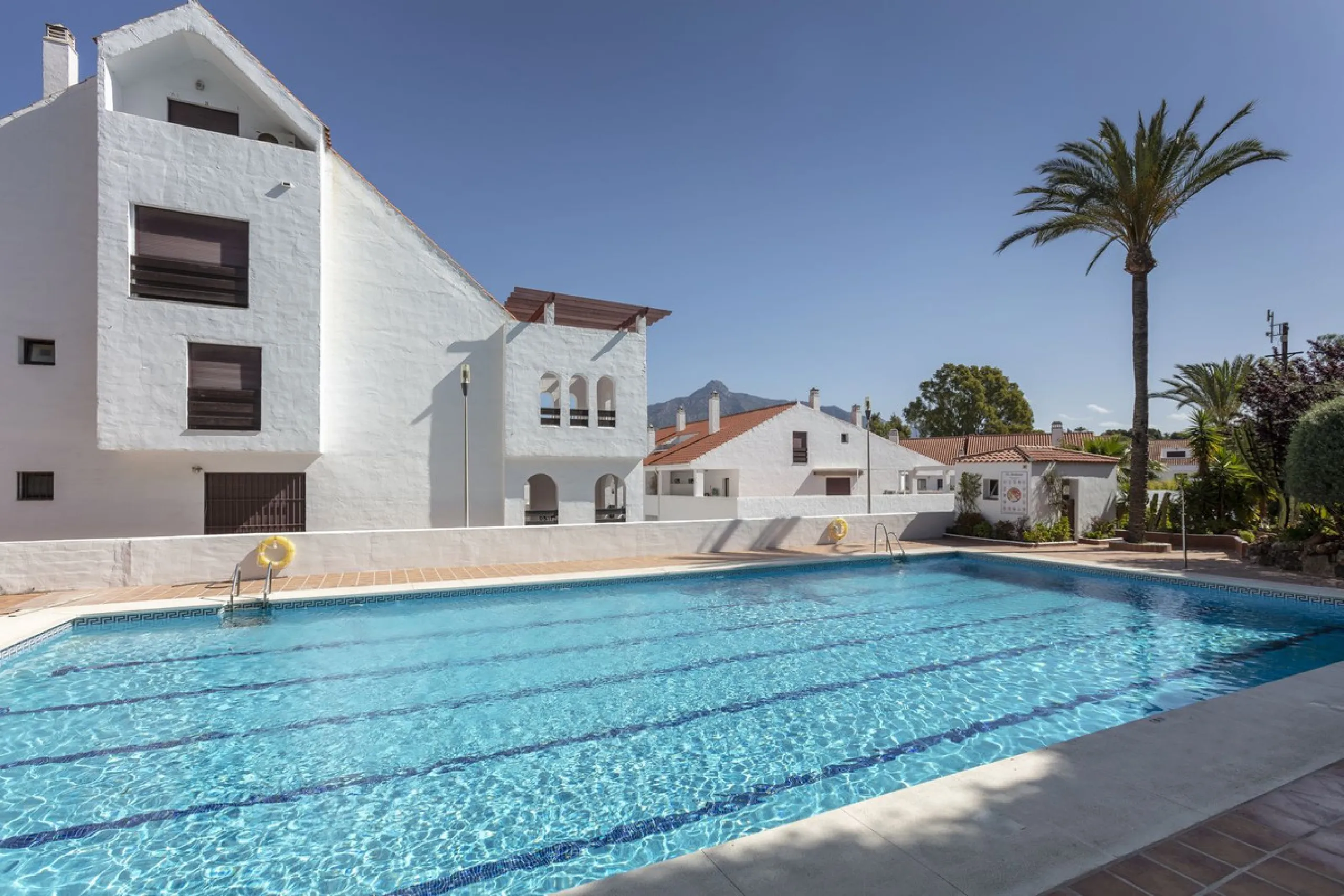 Elevated ground floor apartment in La Maestranza, Nueva Andalucia.  A closed development with 24 hour security, very well  maintained gardens and green areas with 2 pools (one of them heated).  Spacious apartment with parquet floors.  It could be converte