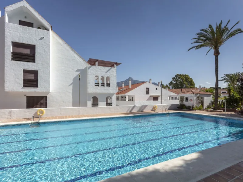 Elevated ground floor apartment in La Maestranza, Nueva Andalucia.  A closed development with 24 hour security, very well  maintained gardens and green areas with 2 pools (one of them heated).  Spacious apartment with parquet floors.  It could be converte