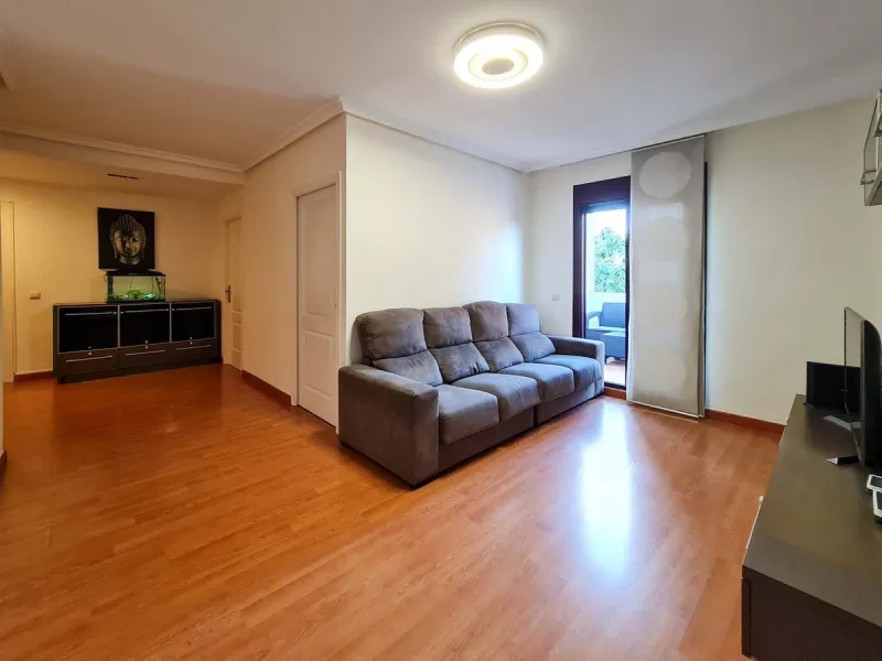Elevated ground floor apartment in La Maestranza, Nueva Andalucia.  A closed development with 24 hour security, very well  maintained gardens and green areas with 2 pools (one of them heated).  Spacious apartment with parquet floors.  It could be converte