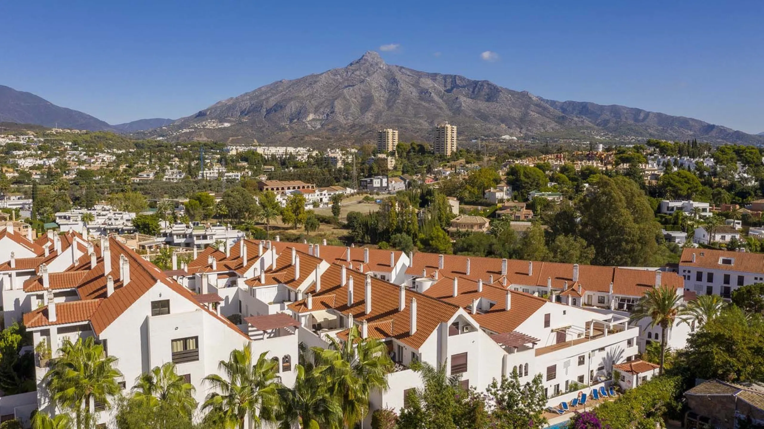 Elevated ground floor apartment in La Maestranza, Nueva Andalucia.  A closed development with 24 hour security, very well  maintained gardens and green areas with 2 pools (one of them heated).  Spacious apartment with parquet floors.  It could be converte