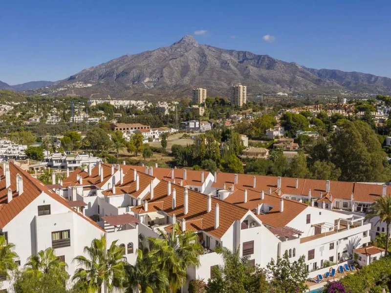 Elevated ground floor apartment in La Maestranza, Nueva Andalucia.  A closed development with 24 hour security, very well  maintained gardens and green areas with 2 pools (one of them heated).  Spacious apartment with parquet floors.  It could be converte