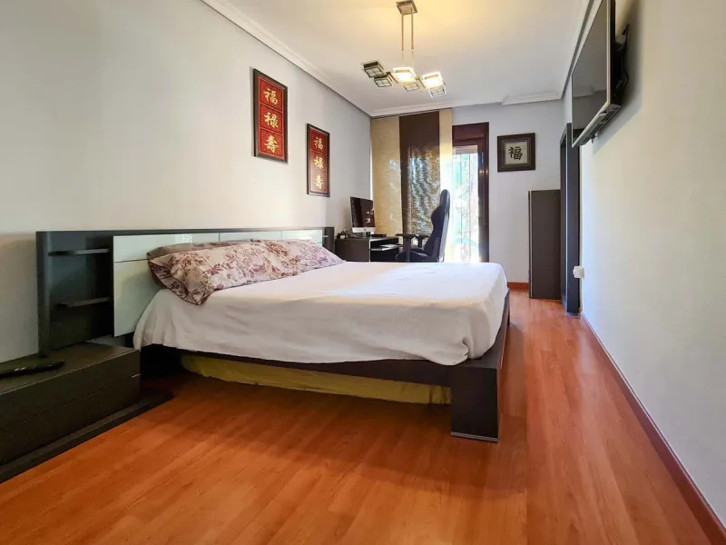 Elevated ground floor apartment in La Maestranza, Nueva Andalucia.  A closed development with 24 hour security, very well  maintained gardens and green areas with 2 pools (one of them heated).  Spacious apartment with parquet floors.  It could be converte