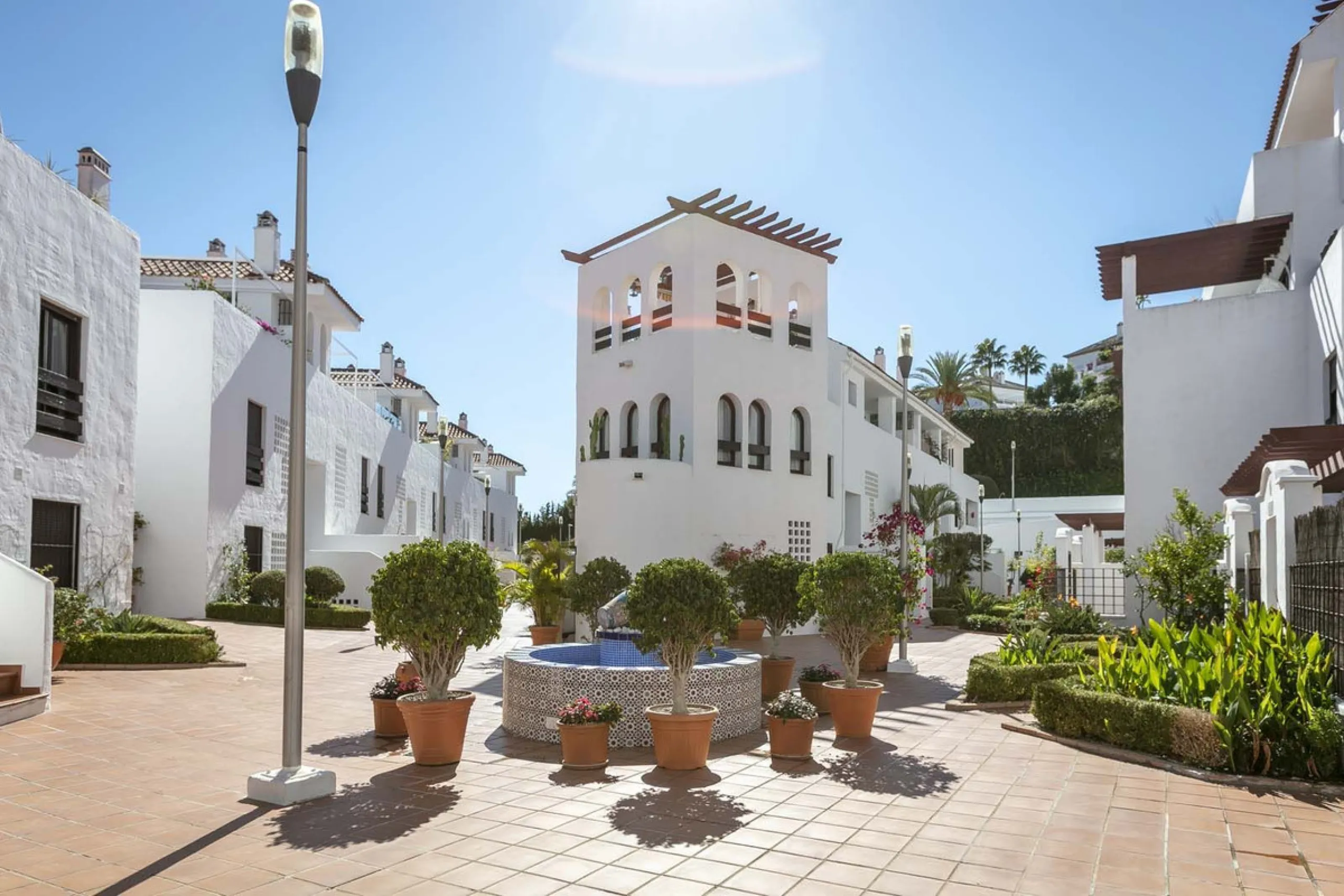 Elevated ground floor apartment in La Maestranza, Nueva Andalucia.  A closed development with 24 hour security, very well  maintained gardens and green areas with 2 pools (one of them heated).  Spacious apartment with parquet floors.  It could be converte