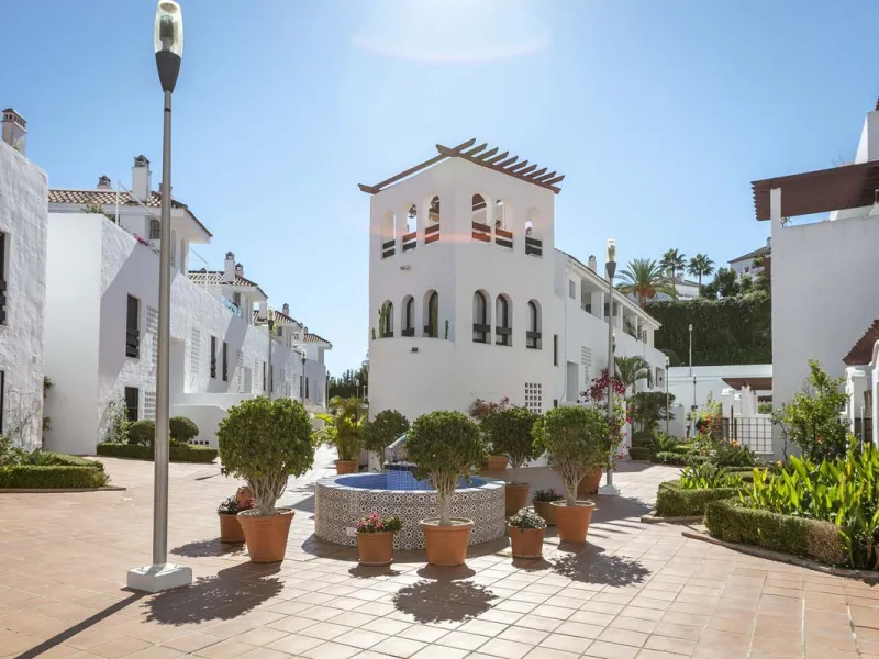 Elevated ground floor apartment in La Maestranza, Nueva Andalucia.  A closed development with 24 hour security, very well  maintained gardens and green areas with 2 pools (one of them heated).  Spacious apartment with parquet floors.  It could be converte