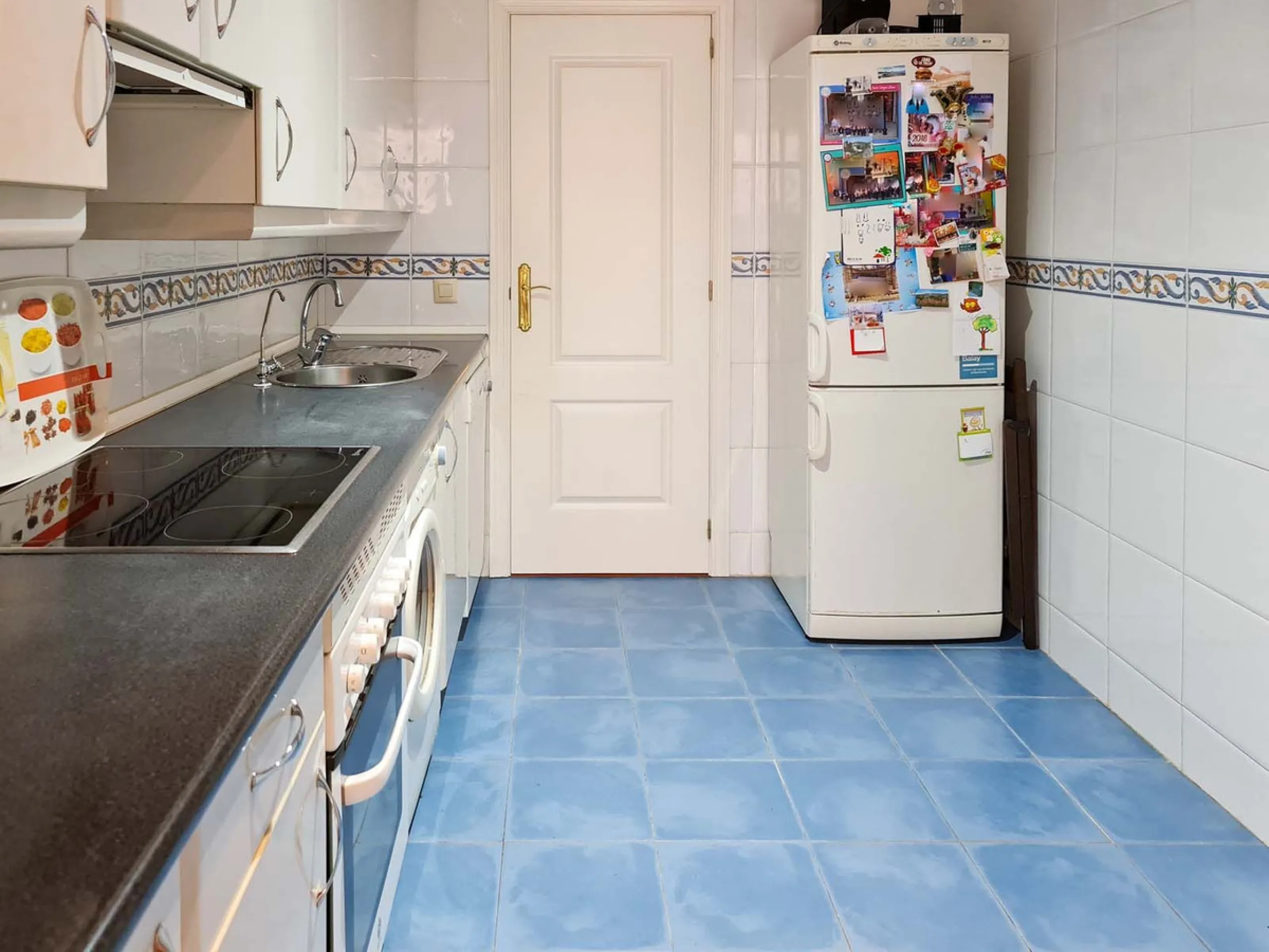 Elevated ground floor apartment in La Maestranza, Nueva Andalucia.  A closed development with 24 hour security, very well  maintained gardens and green areas with 2 pools (one of them heated).  Spacious apartment with parquet floors.  It could be converte