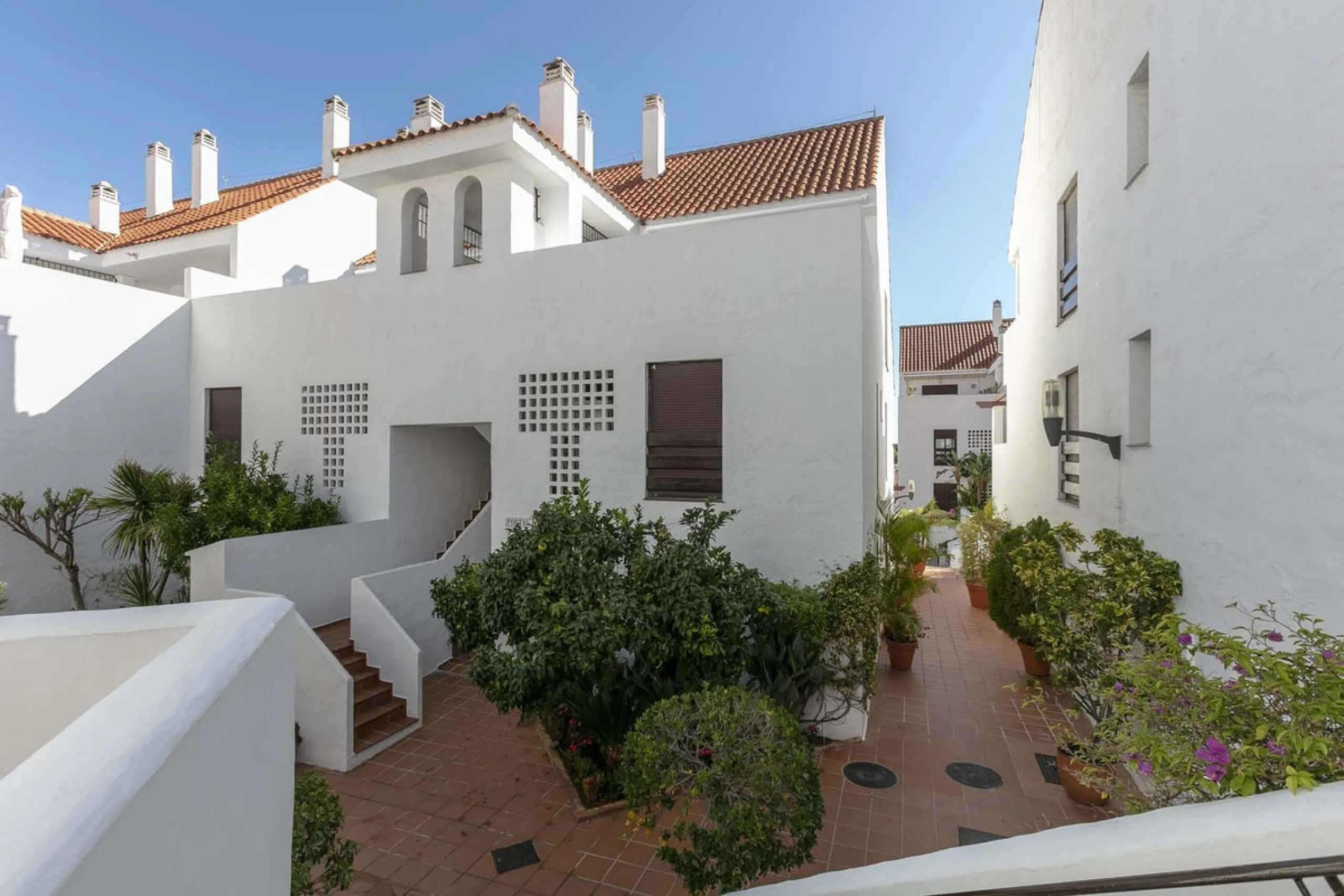 Elevated ground floor apartment in La Maestranza, Nueva Andalucia.  A closed development with 24 hour security, very well  maintained gardens and green areas with 2 pools (one of them heated).  Spacious apartment with parquet floors.  It could be converte