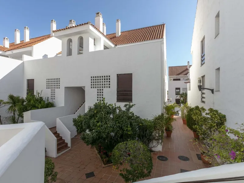 Elevated ground floor apartment in La Maestranza, Nueva Andalucia.  A closed development with 24 hour security, very well  maintained gardens and green areas with 2 pools (one of them heated).  Spacious apartment with parquet floors.  It could be converte