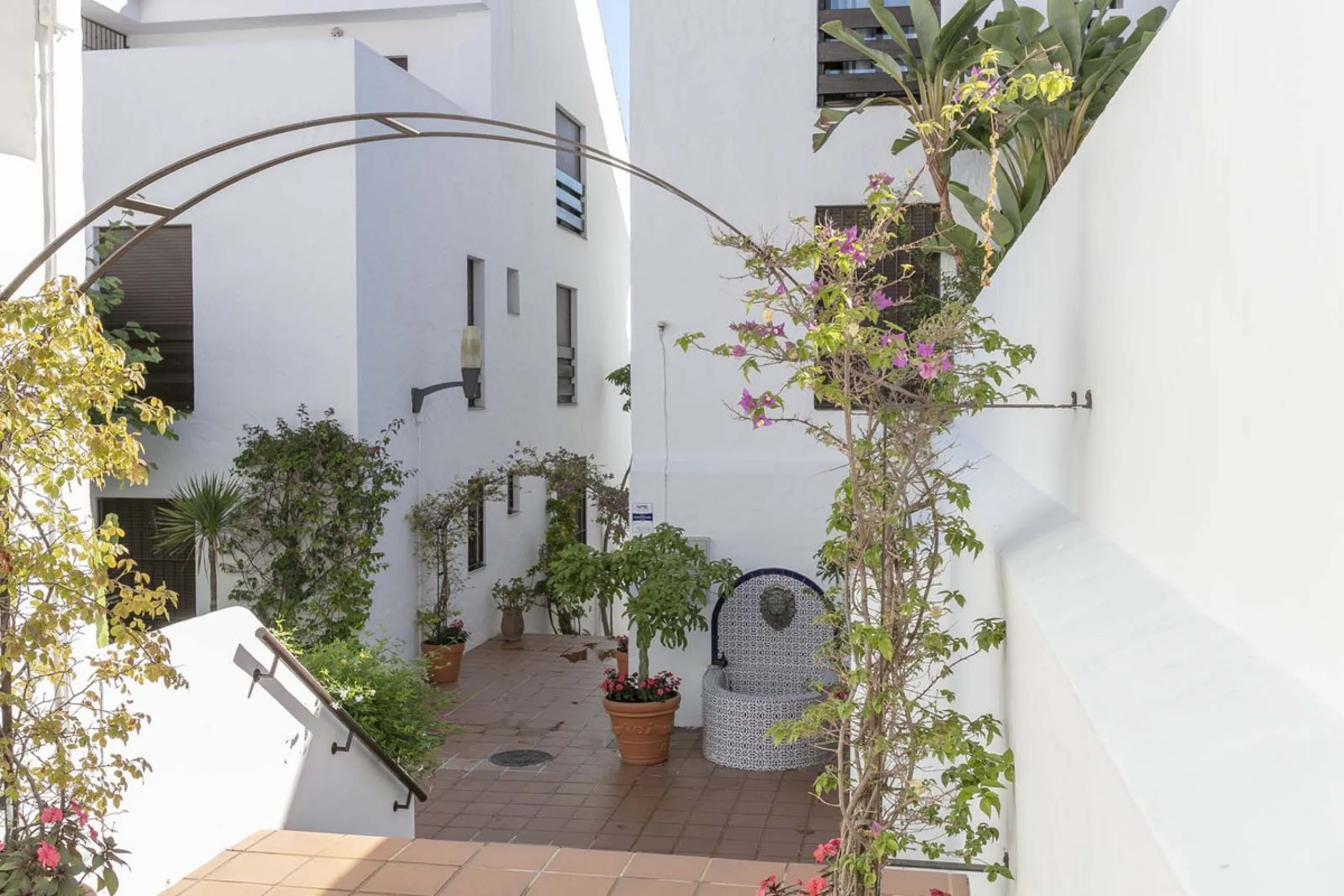 Elevated ground floor apartment in La Maestranza, Nueva Andalucia.  A closed development with 24 hour security, very well  maintained gardens and green areas with 2 pools (one of them heated).  Spacious apartment with parquet floors.  It could be converte