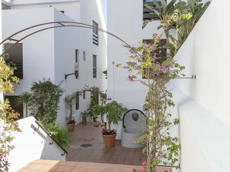 Elevated ground floor apartment in La Maestranza, Nueva Andalucia.  A closed development with 24 hour security, very well  maintained gardens and green areas with 2 pools (one of them heated).  Spacious apartment with parquet floors.  It could be converte