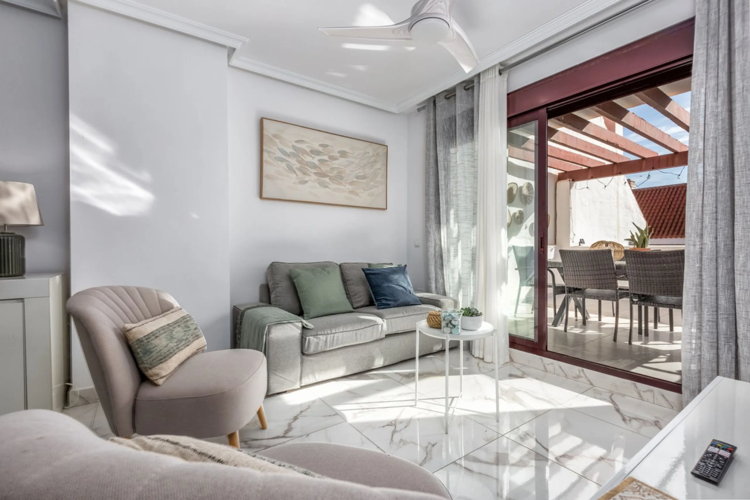 Apartment - Middle Floor Apartment в продаже в Marbella, Málaga. В доме 3 спален и 2 ванных комнат. Площадь дома 103 м²