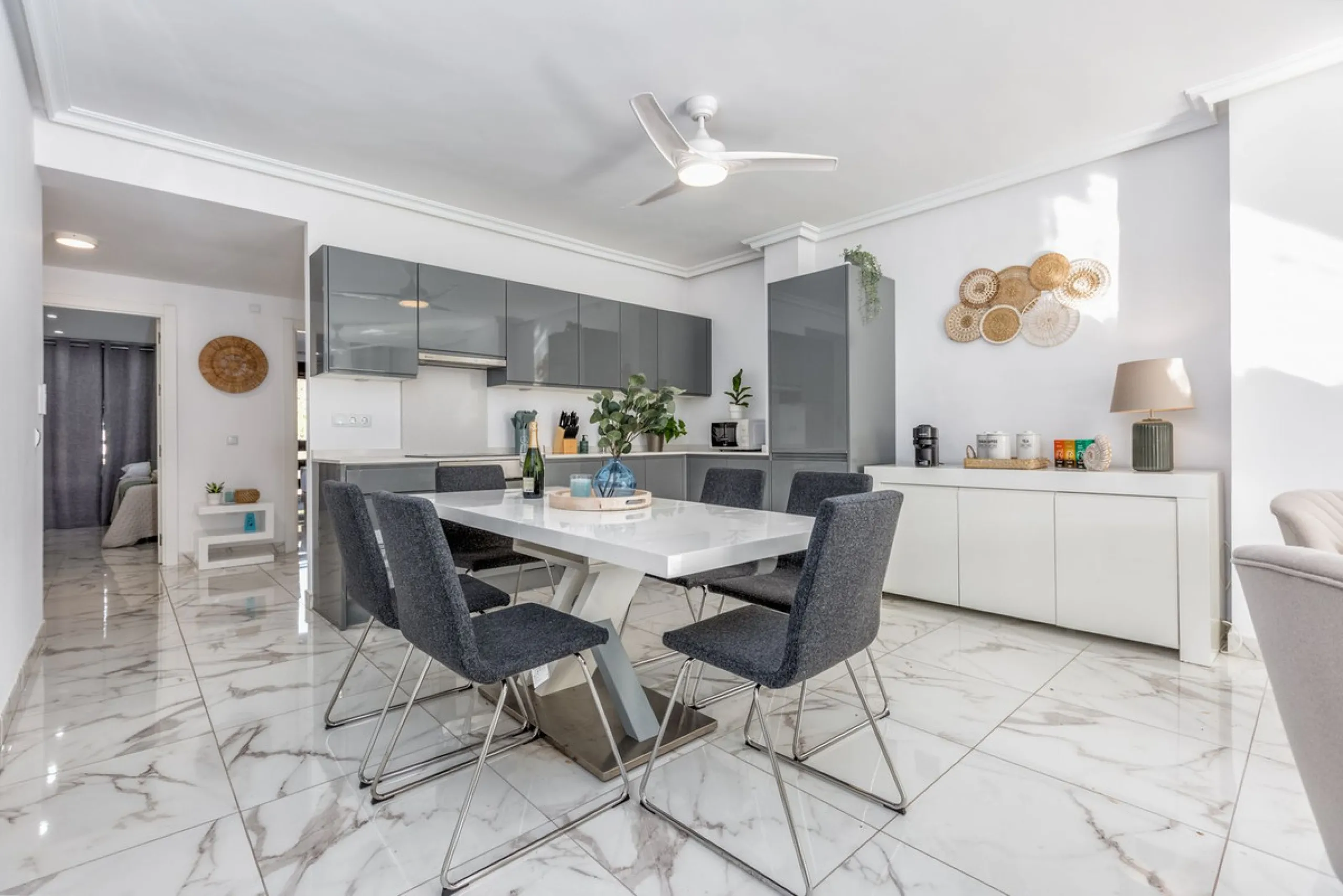 Apartment - Middle Floor Apartment в продаже в Marbella, Málaga. В доме 3 спален и 2 ванных комнат. Площадь дома 103 м²