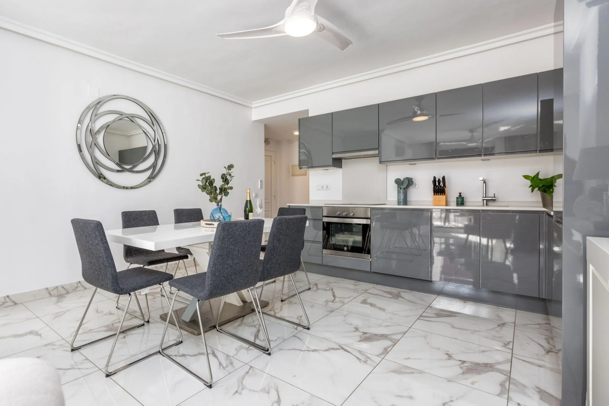 Apartment - Middle Floor Apartment в продаже в Marbella, Málaga. В доме 3 спален и 2 ванных комнат. Площадь дома 103 м²
