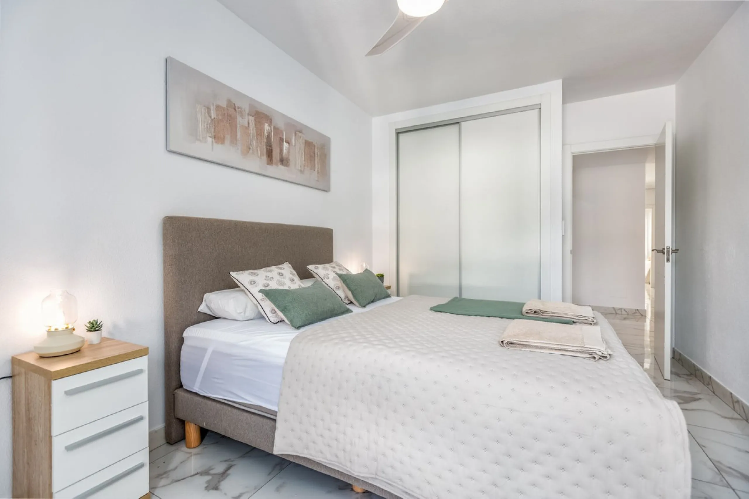 Apartment - Middle Floor Apartment в продаже в Marbella, Málaga. В доме 3 спален и 2 ванных комнат. Площадь дома 103 м²