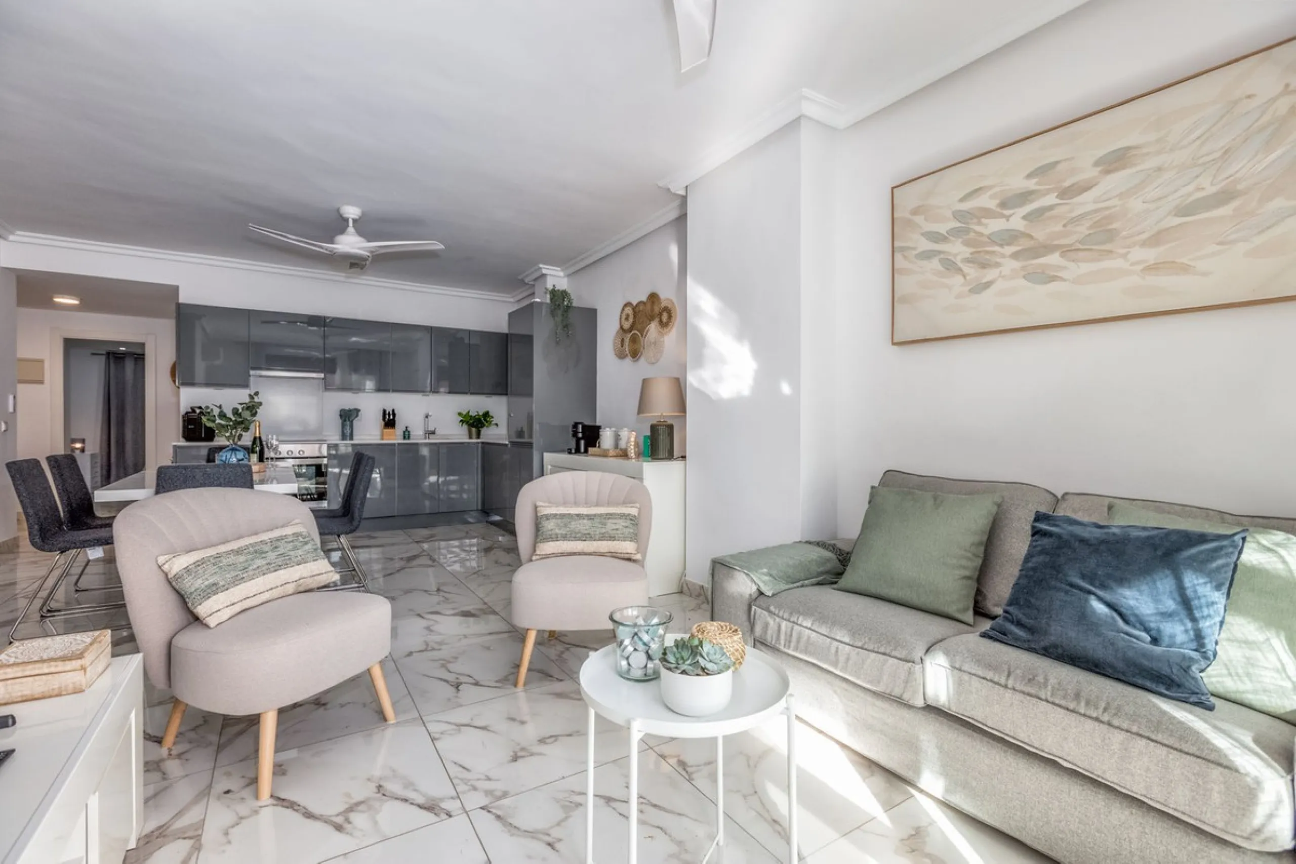 Apartment - Middle Floor Apartment в продаже в Marbella, Málaga. В доме 3 спален и 2 ванных комнат. Площадь дома 103 м²