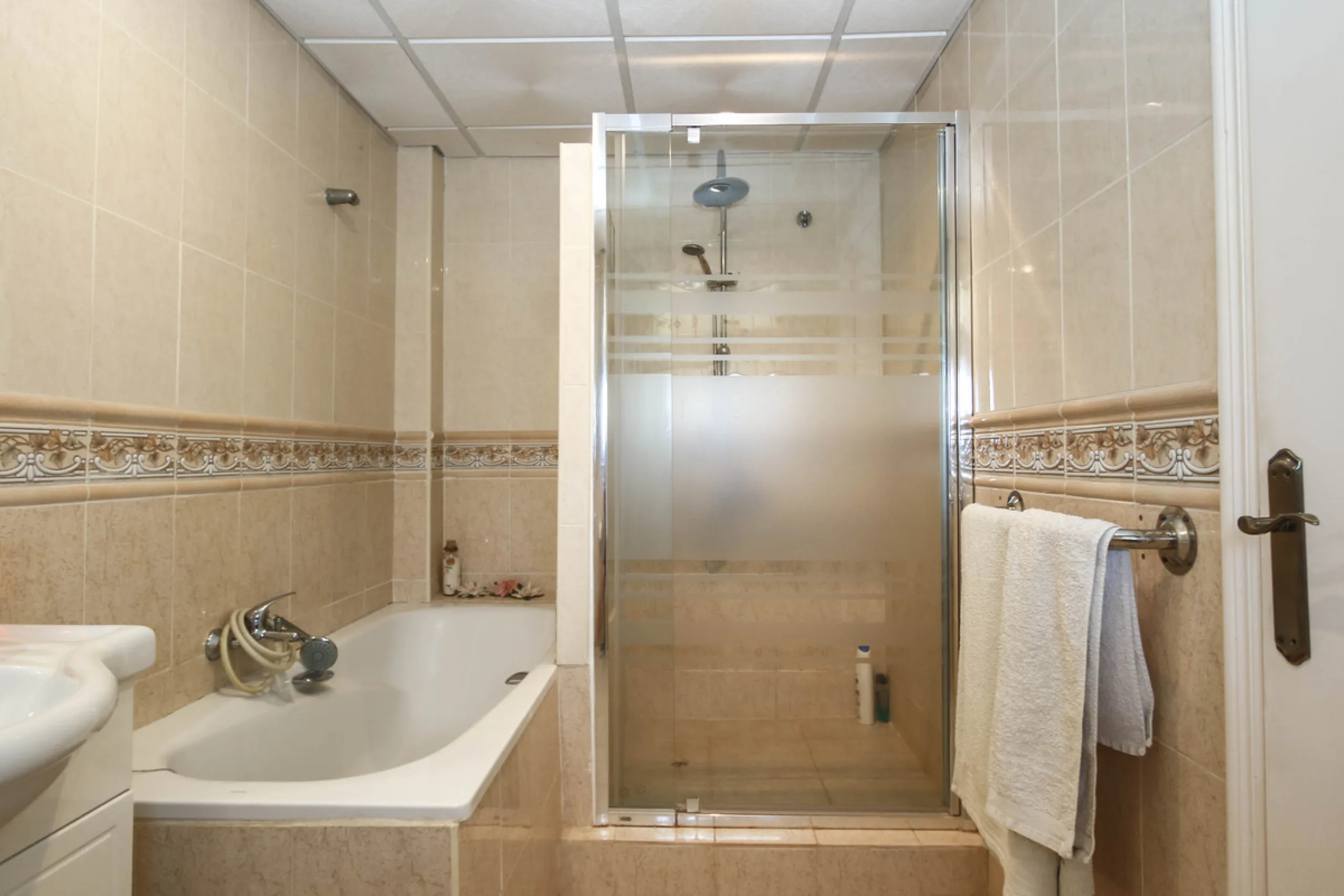 Geräumige Villa mit separatem Gästeappartement in ruhiger Lage