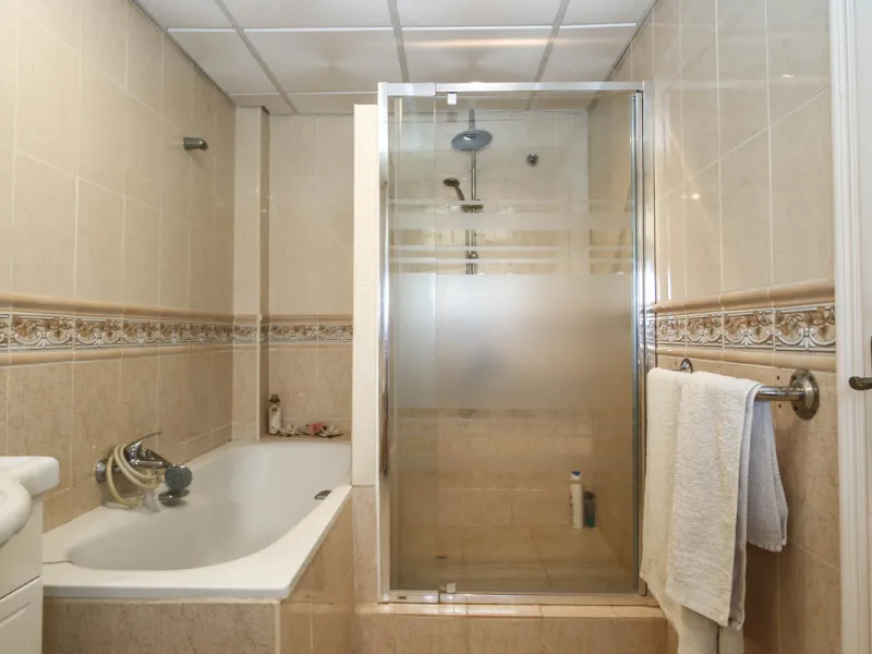 Geräumige Villa mit separatem Gästeappartement in ruhiger Lage