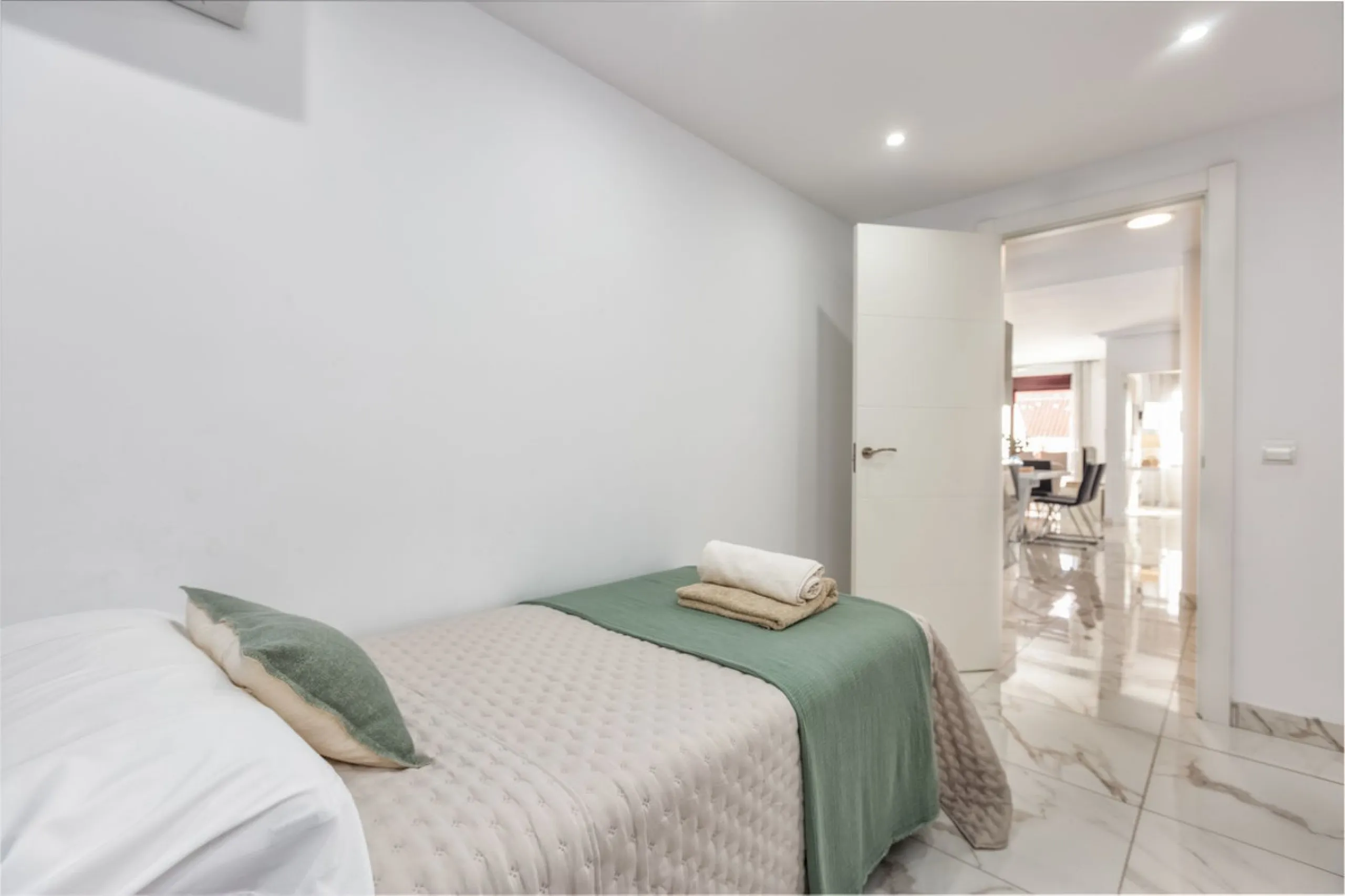 Apartment - Middle Floor Apartment в продаже в Marbella, Málaga. В доме 3 спален и 2 ванных комнат. Площадь дома 103 м²