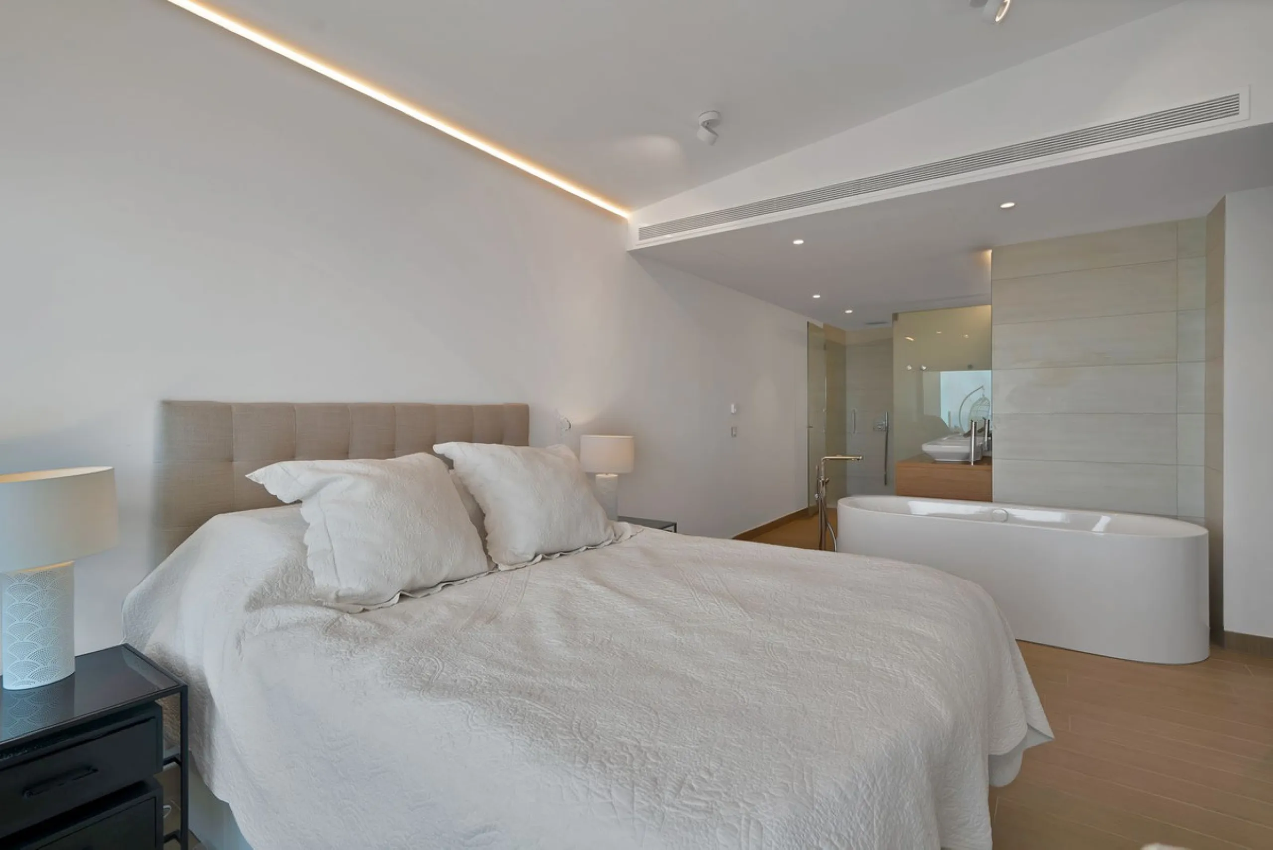 Penthouse with Breath taking Mediterranean Views in Residential Med One