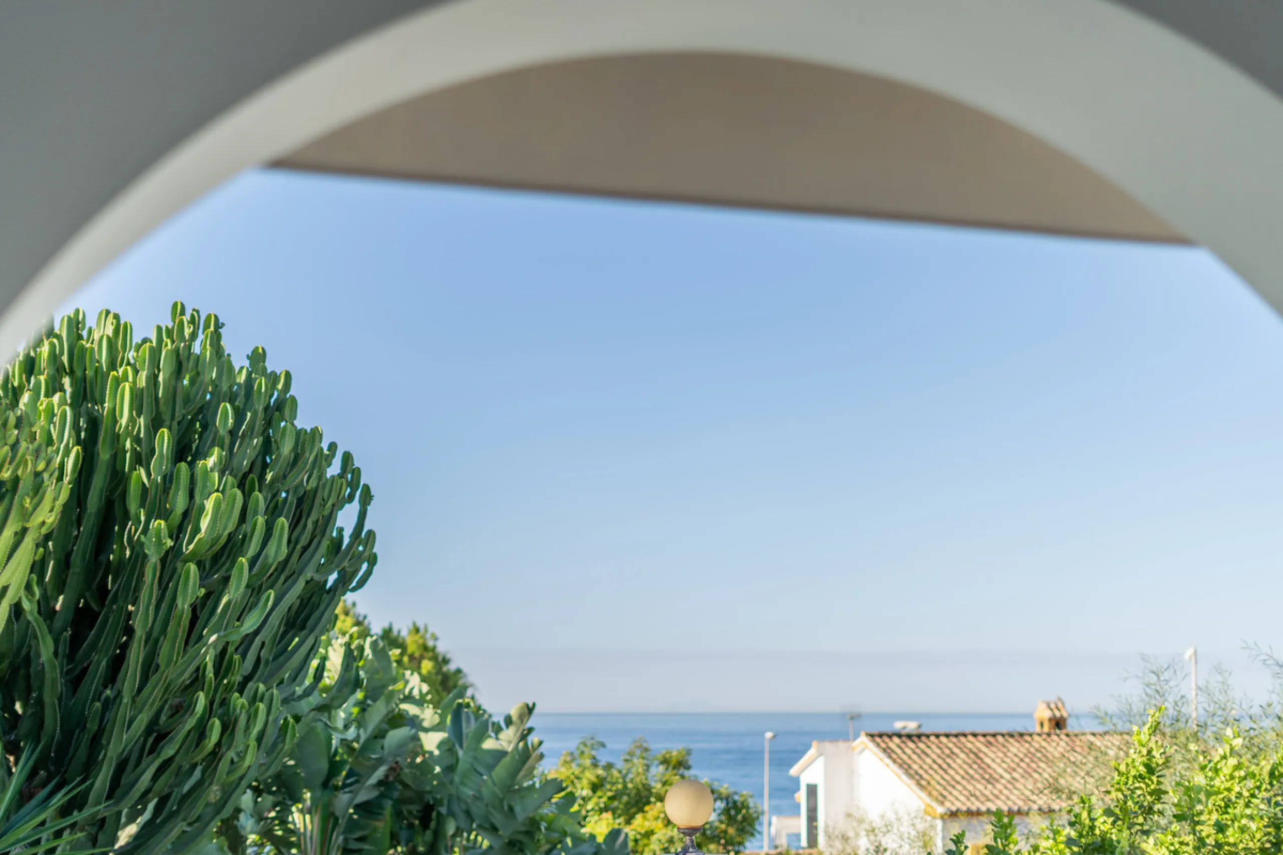 Enjoy open views to the Mediterranean, a short walk to the sea, and the freedom to rent part or all of the villa — with tourist license already in place. This is a spacious villa in Marbella East that offers flexibility, rental income, and long-term poten